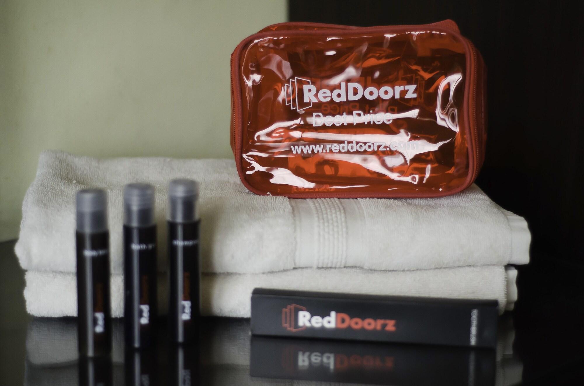 Reddoorz Near Gubeng Station Otel Surabaya Dış mekan fotoğraf