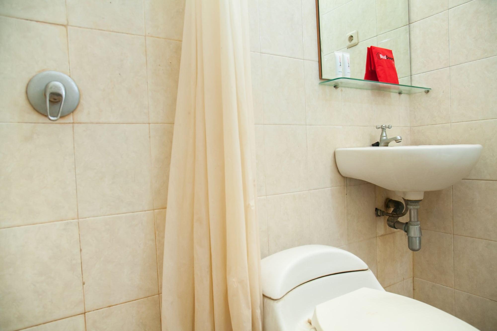Reddoorz Near Gubeng Station Otel Surabaya Dış mekan fotoğraf