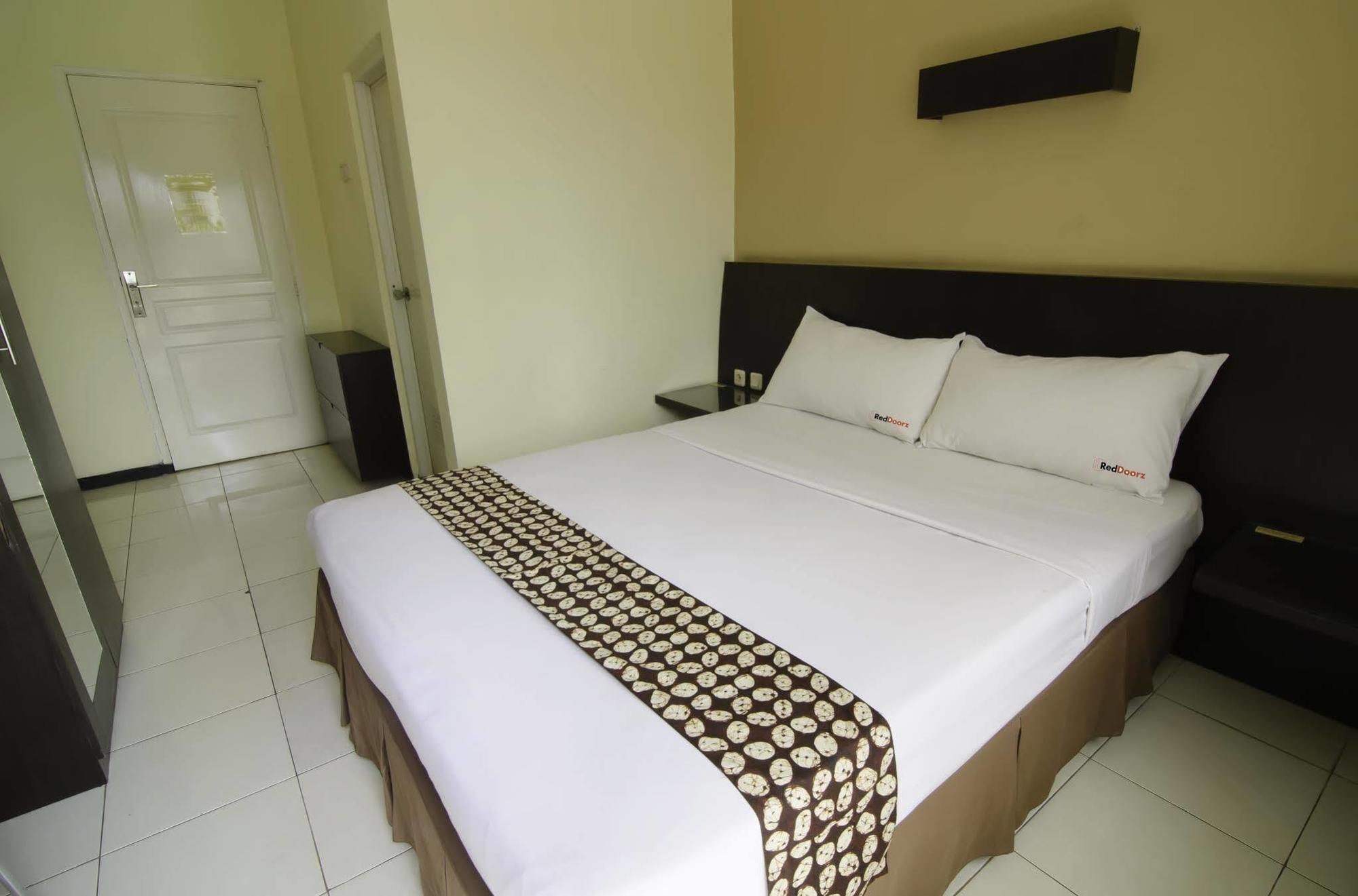 Reddoorz Near Gubeng Station Otel Surabaya Dış mekan fotoğraf