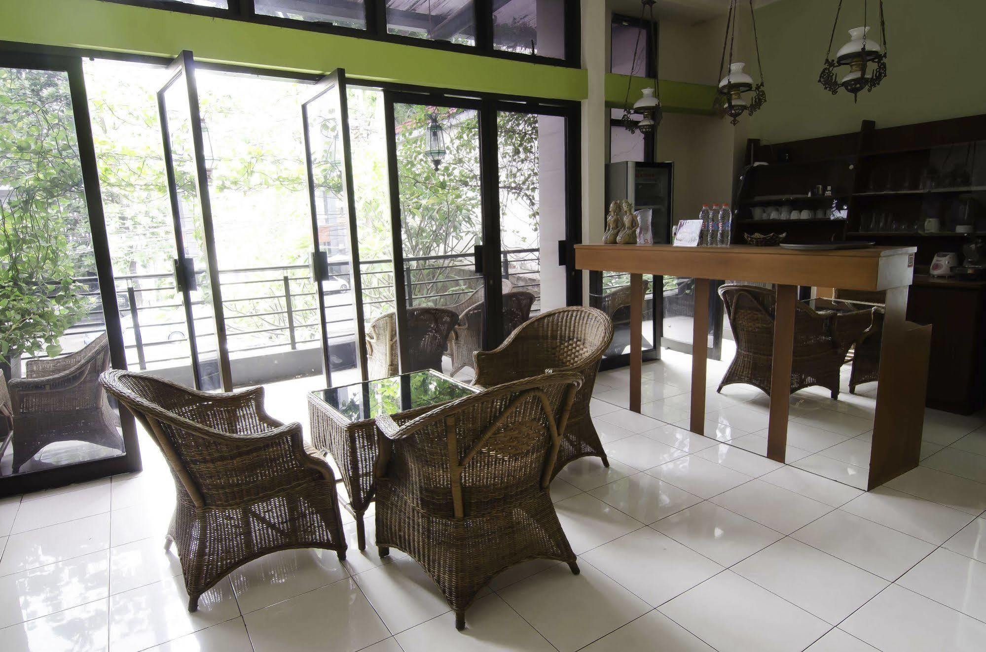 Reddoorz Near Gubeng Station Otel Surabaya Dış mekan fotoğraf