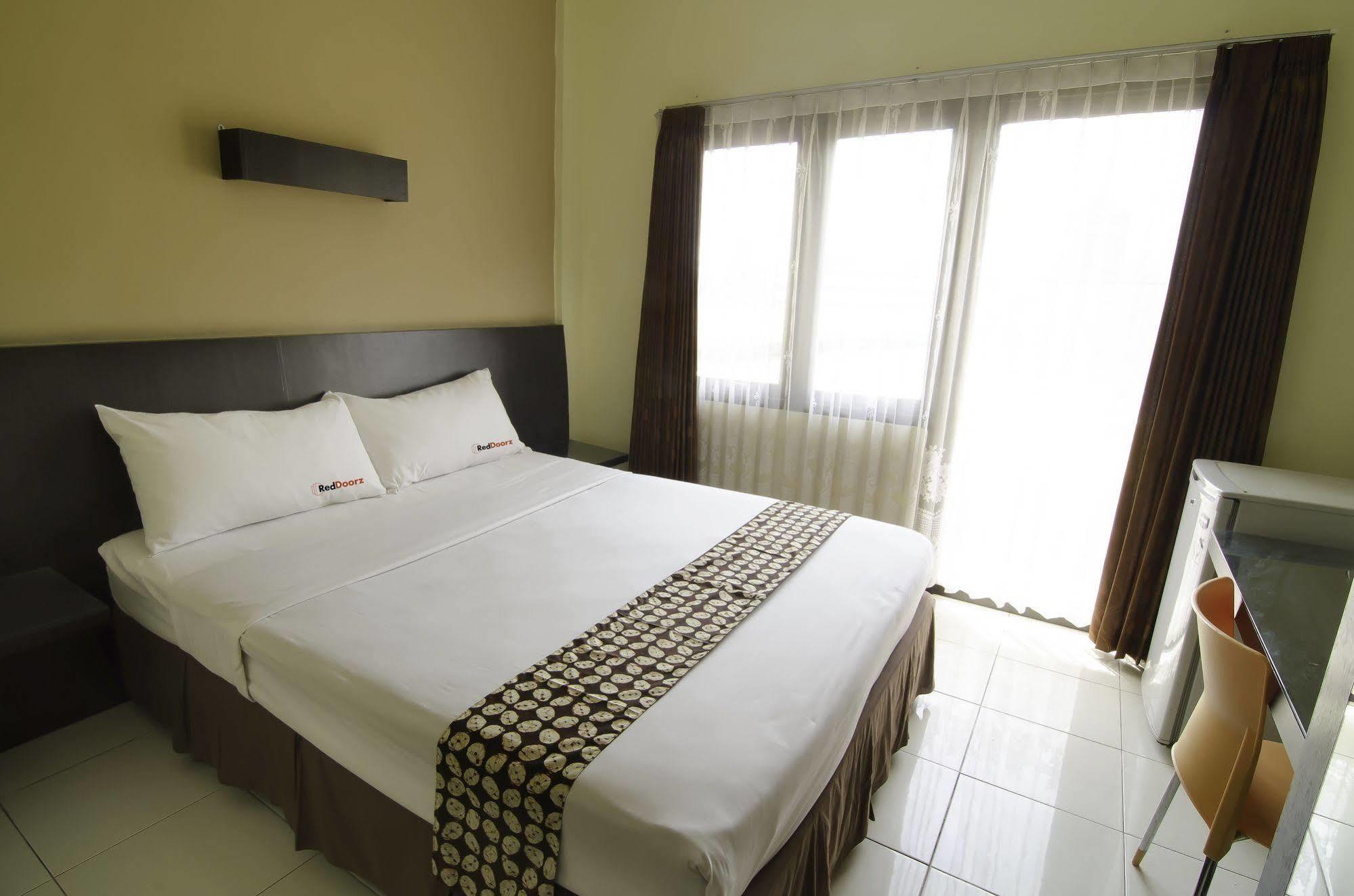 Reddoorz Near Gubeng Station Otel Surabaya Dış mekan fotoğraf