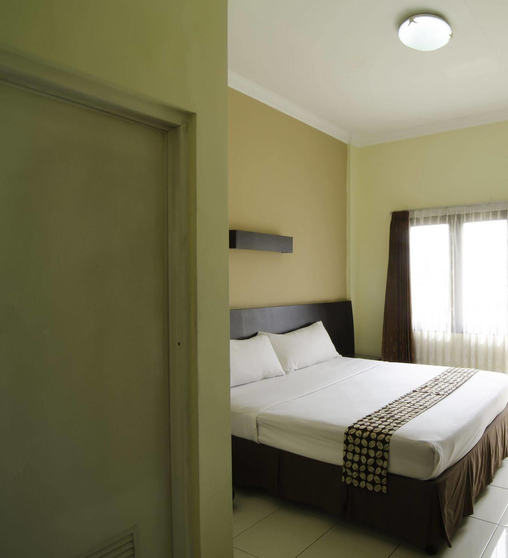 Reddoorz Near Gubeng Station Otel Surabaya Dış mekan fotoğraf