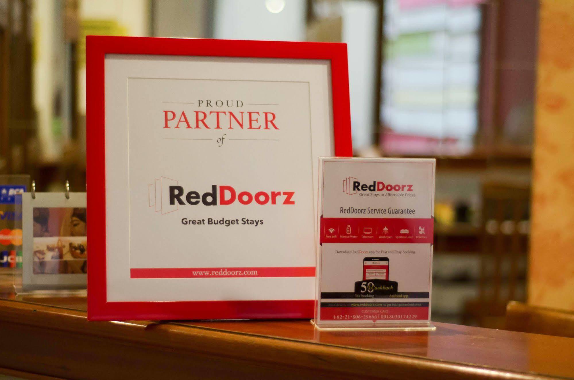 Reddoorz Near Gubeng Station Otel Surabaya Dış mekan fotoğraf