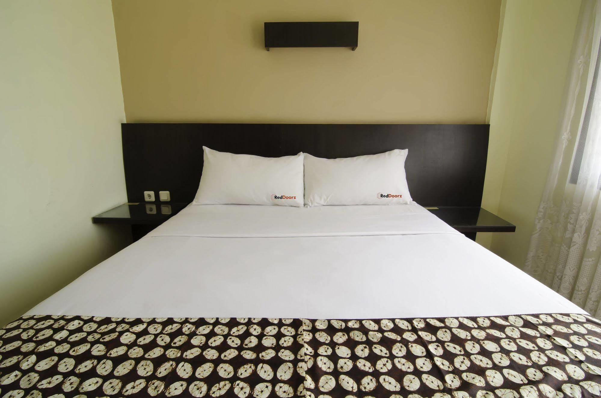 Reddoorz Near Gubeng Station Otel Surabaya Dış mekan fotoğraf