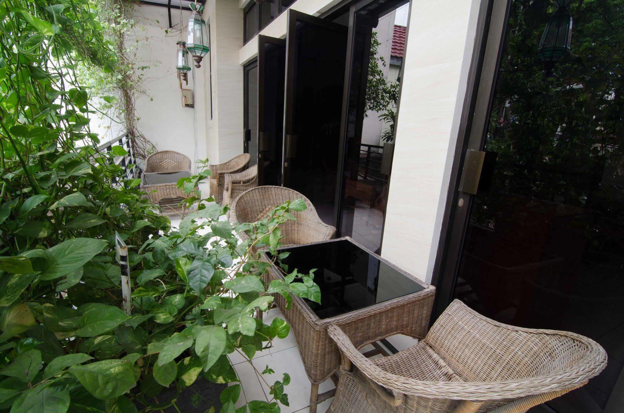 Reddoorz Near Gubeng Station Otel Surabaya Dış mekan fotoğraf