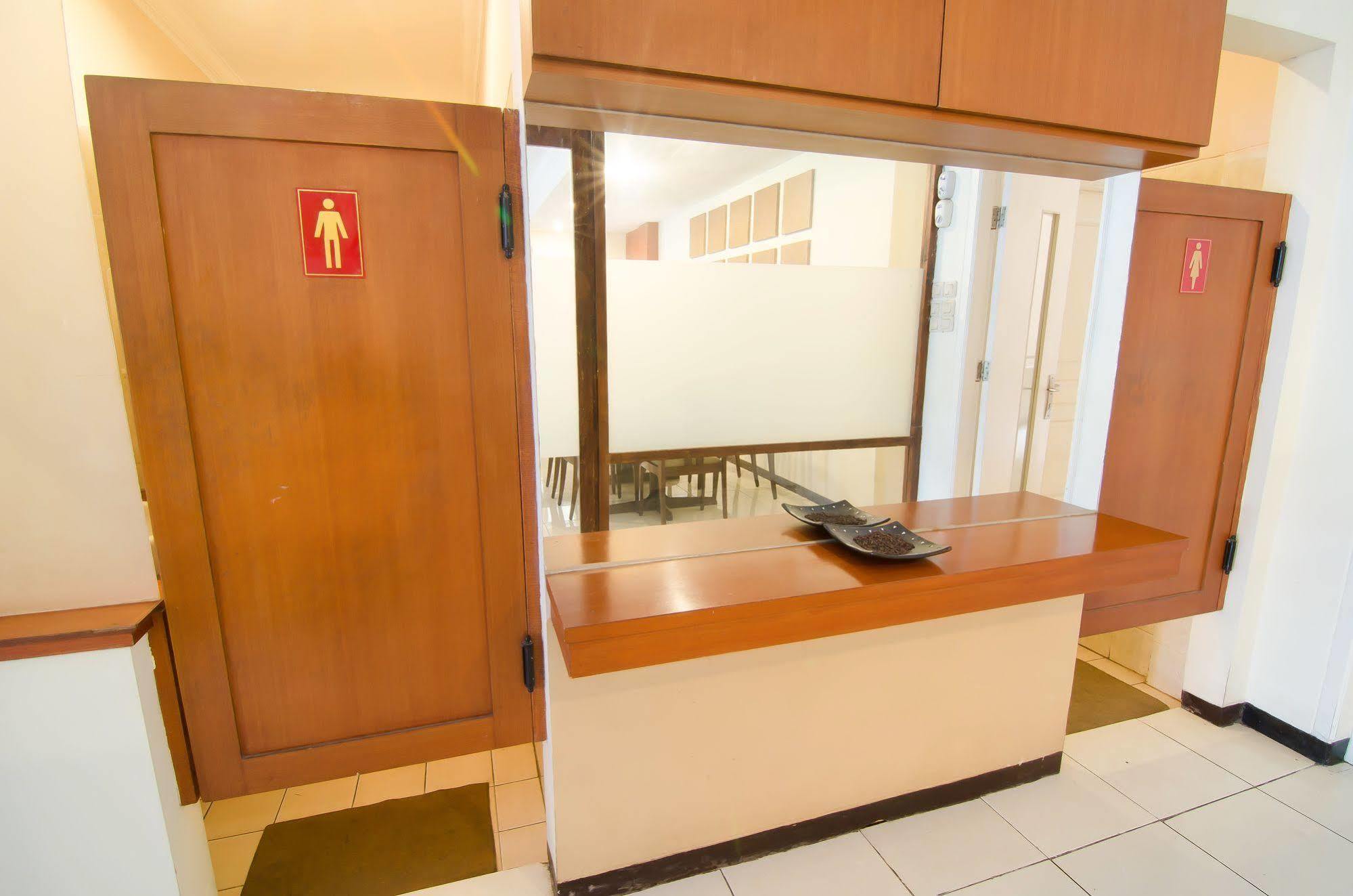 Reddoorz Near Gubeng Station Otel Surabaya Dış mekan fotoğraf