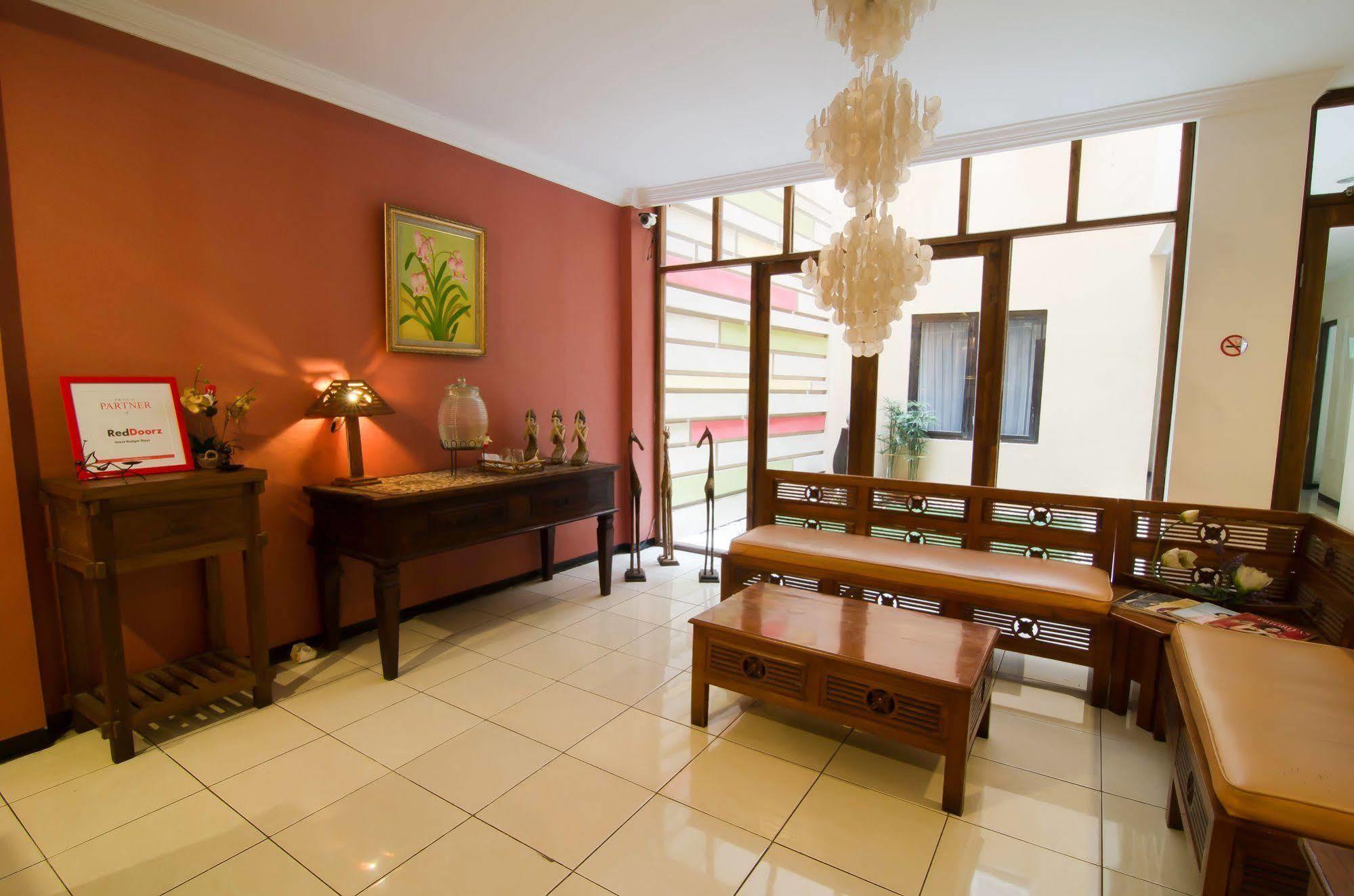 Reddoorz Near Gubeng Station Otel Surabaya Dış mekan fotoğraf