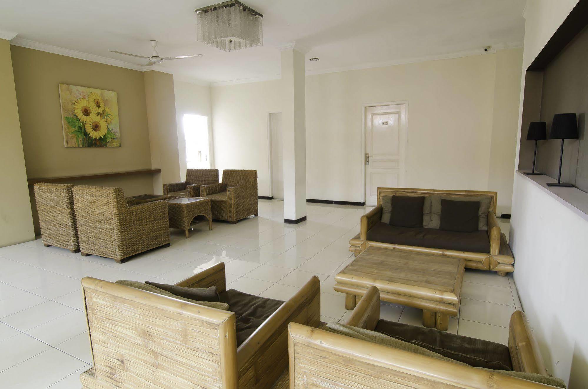 Reddoorz Near Gubeng Station Otel Surabaya Dış mekan fotoğraf